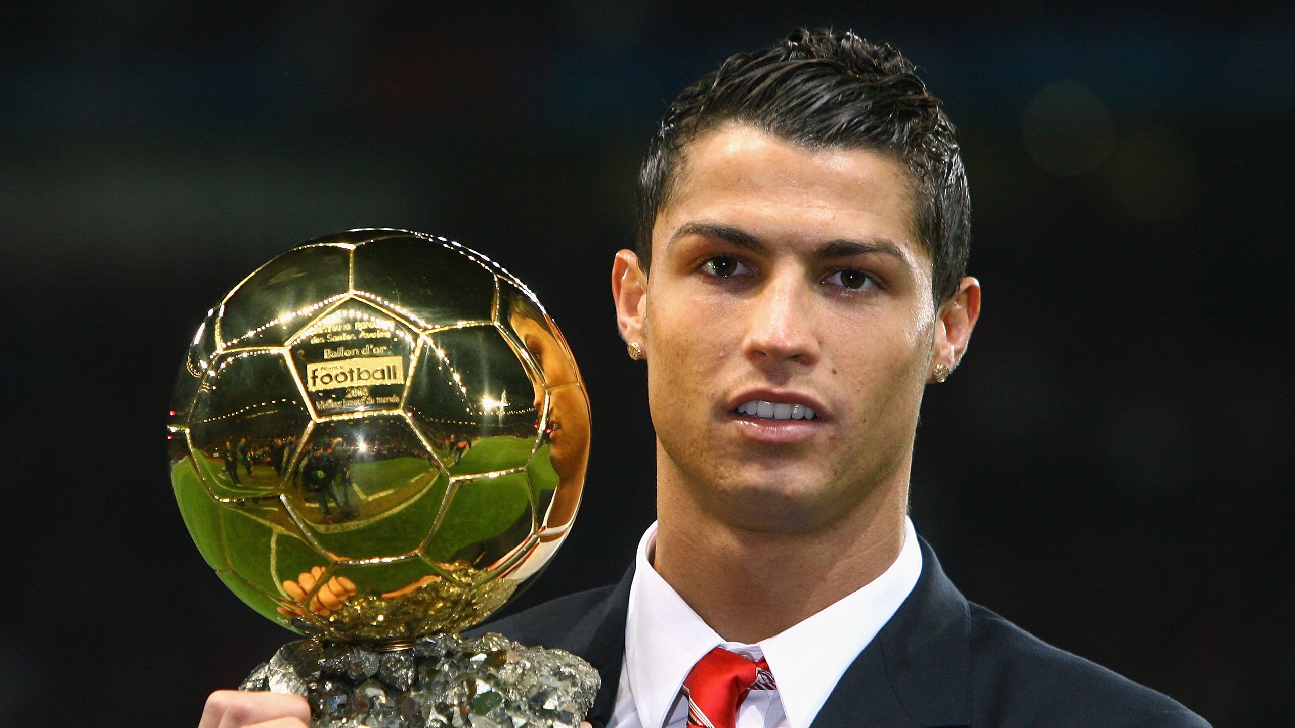 “裁判争议：引发全民讨论的判罚瞬间”，裁判问题