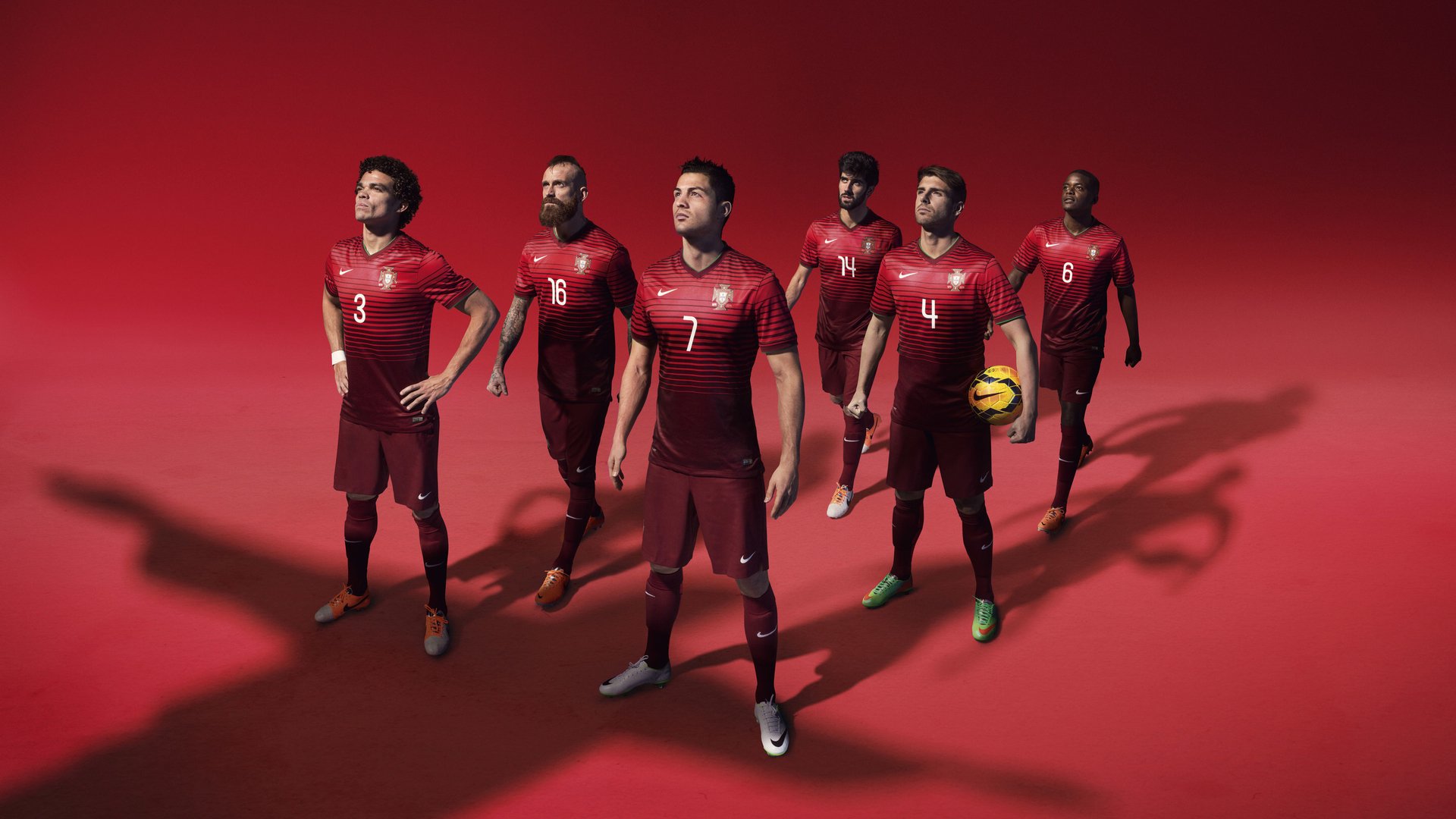 足球场上的搞笑段子：笑料不断！，足球的搞笑瞬间